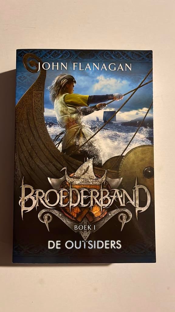 John Flanagan - De outsiders, Boeken, Ophalen of Verzenden, Nieuw, John Flanagan