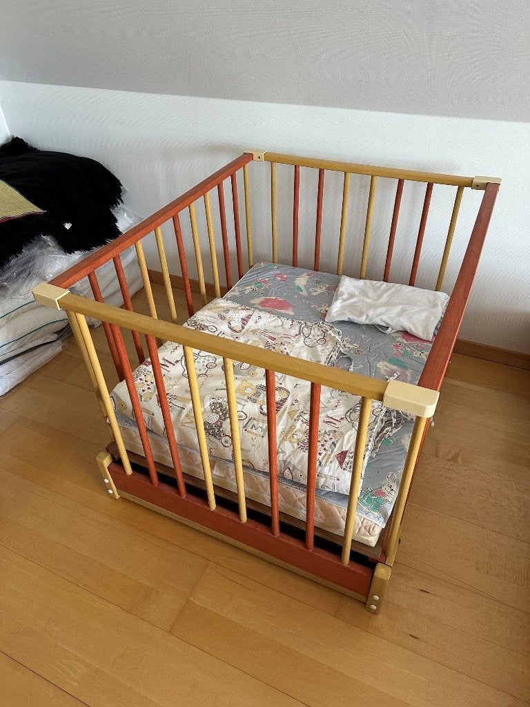 Park met matras, matrasbeschermer, hoeslaken & parkomranding, Ophalen, Zo goed als nieuw
