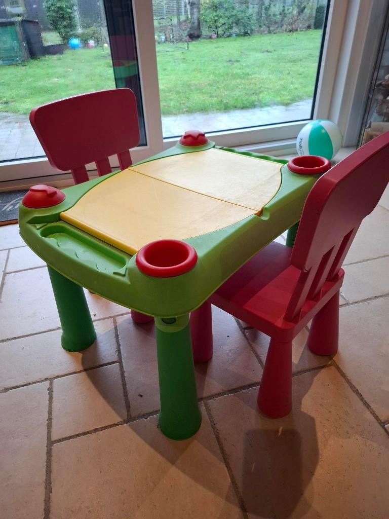 buiten speeltafel met 2 stoeltjes, Enfants & Bébés, Jouets | Tables de jeux, Enlèvement, Utilisé