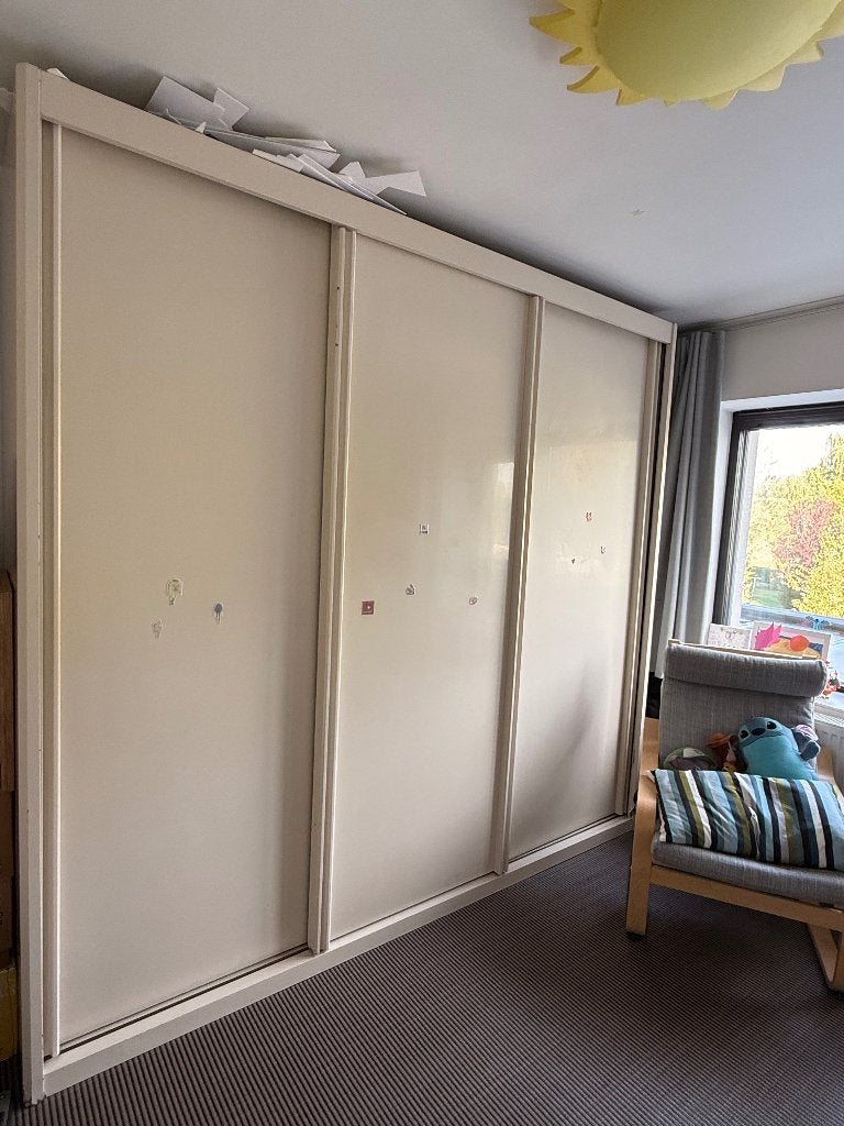Kledingkast met schuifdeuren - gratis, Huis en Inrichting, Ophalen, Overige materialen, Gebruikt, Met plank(en)