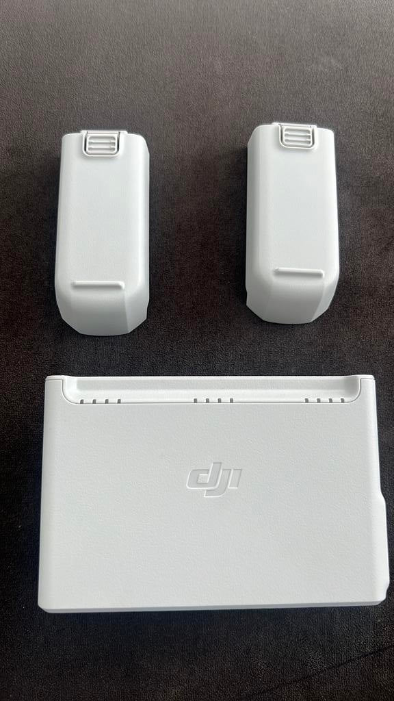 DJI Neo charging hub + 2 batterijen, TV, Hi-fi & Vidéo, Drones, Moins de 250 g, 1 à 5 km, Comme neuf, 15 à 30 minutes
