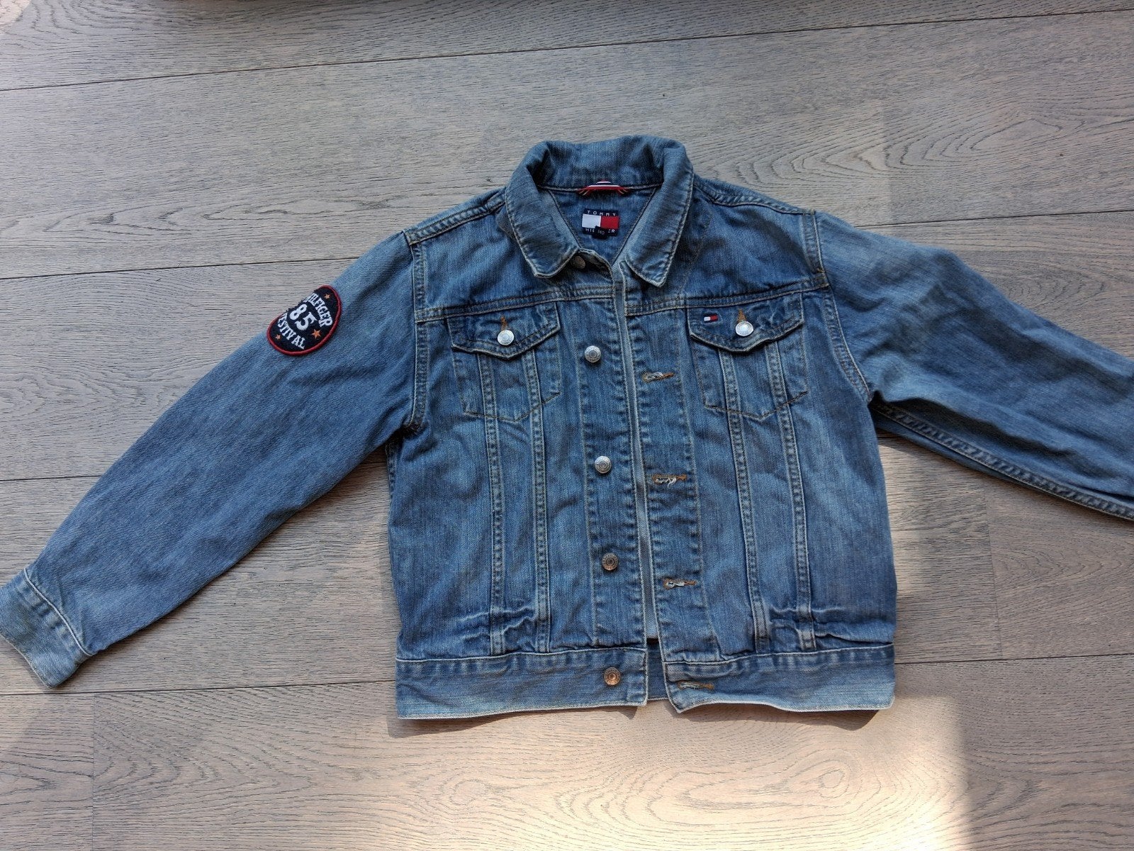 jasje jeans - Tommy Hilfiger - 10 jaar- 140, Kinderen en Baby's, Kinderkleding | Maat 140, Gebruikt, Jongen of Meisje, Ophalen of Verzenden