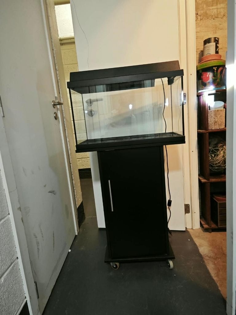 Aquarium 60L avec meuble inclus, Enlèvement, Couvercle inclus, Comme neuf, Meuble d'aquarium