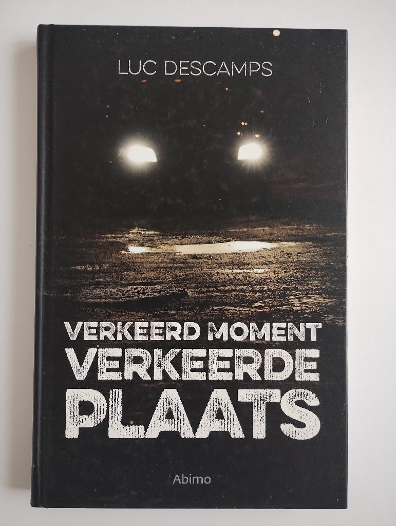 Verkeerd moment, verkeerde plaats - Luc Descamps, Ophalen of Verzenden, Zo goed als nieuw