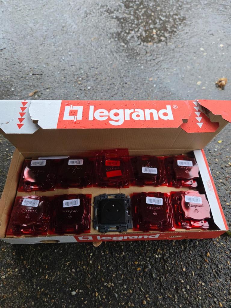 Legrand valena next zwart vlakke stopcontacten 2P+A, Doe-het-zelf en Bouw, Elektriciteit en Kabels, Ophalen, Nieuw, Stopcontact