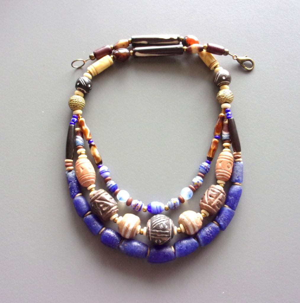 Ketting 3 rijen in blauwe Afrikaanse kralen, Venetianse glas, Handtassen en Accessoires, Kettingen, Nieuw, Steen of Mineraal, Blauw