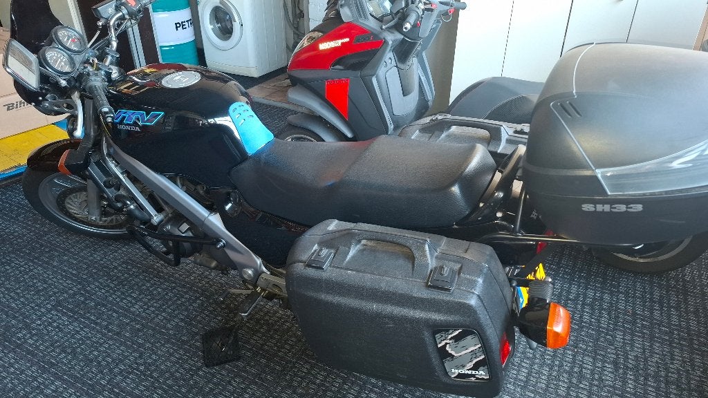 Honda ntv 650 v, Motoren, Cardan-aandrijving, 2 cilinders, Motorrijbewijs A, Gebruikt