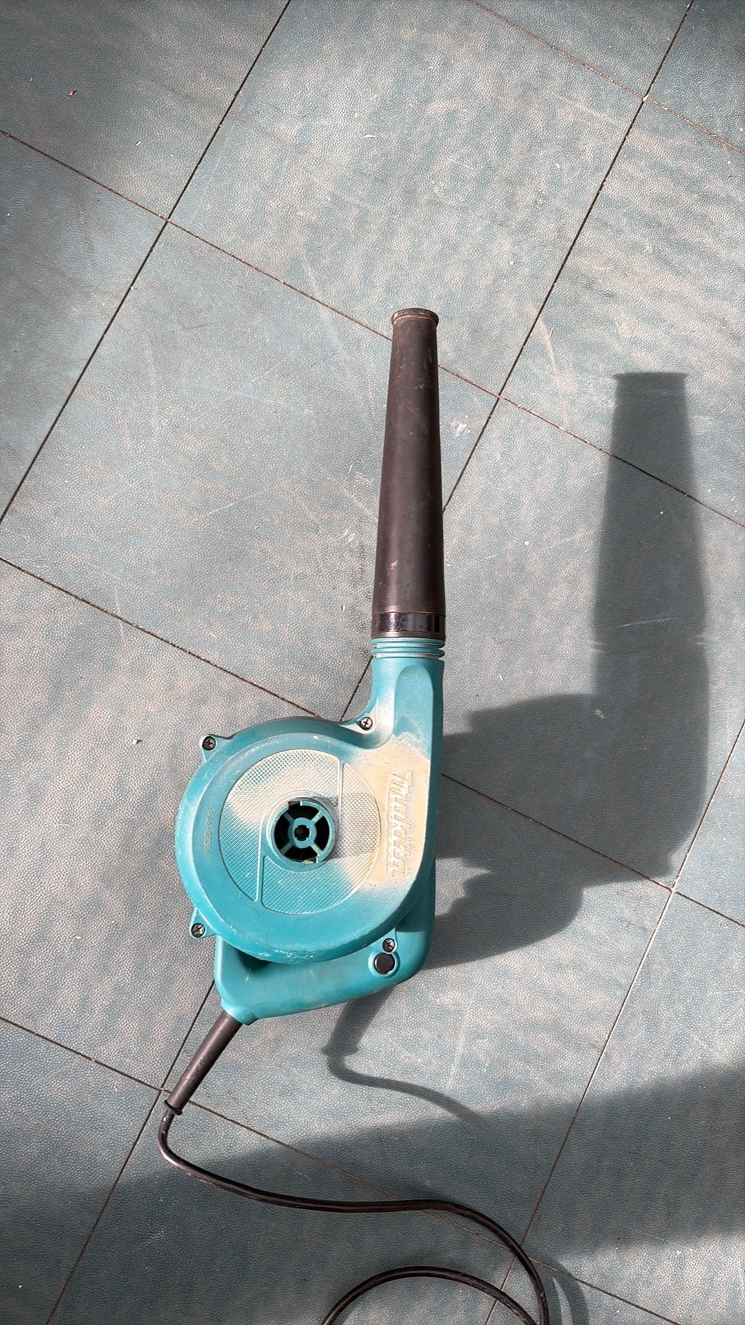 Souffleur à feuilles Makita, Électrique, Porté à la main, Utilisé, Avec fonction d'aspiration