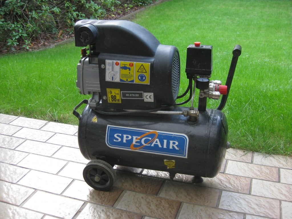 ✅ Compressor voor onderdelen of opmaak, Doe-het-zelf en Bouw, Ophalen, Gebruikt, 6 tot 10 bar, 200 tot 400 liter/min