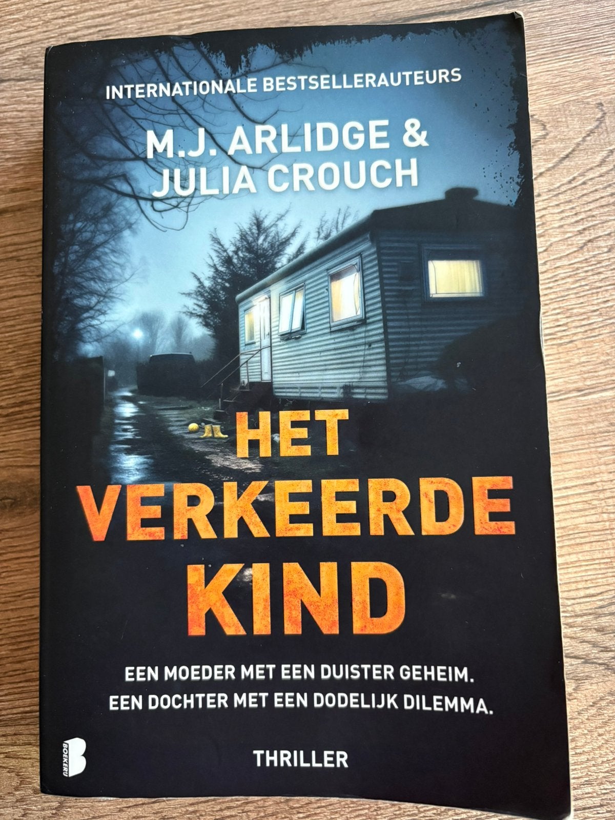 M.J. Arlidge - Het verkeerde kind, Ophalen, Zo goed als nieuw