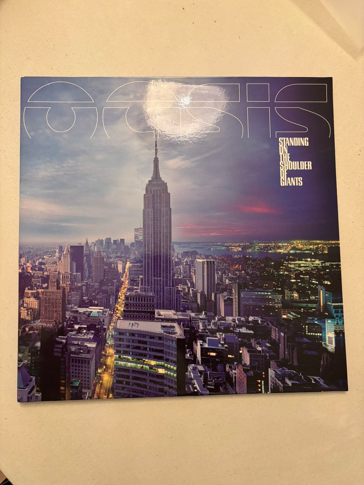 Lp uk 2000 oasis - standing on the shoulders of giants 2, Cd's en Dvd's, Vinyl | Hiphop en Rap, Ophalen of Verzenden, Zo goed als nieuw