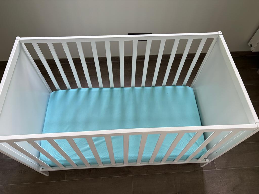 Babybed wit + matras + hoeslakens, Ophalen, Zo goed als nieuw, Matras