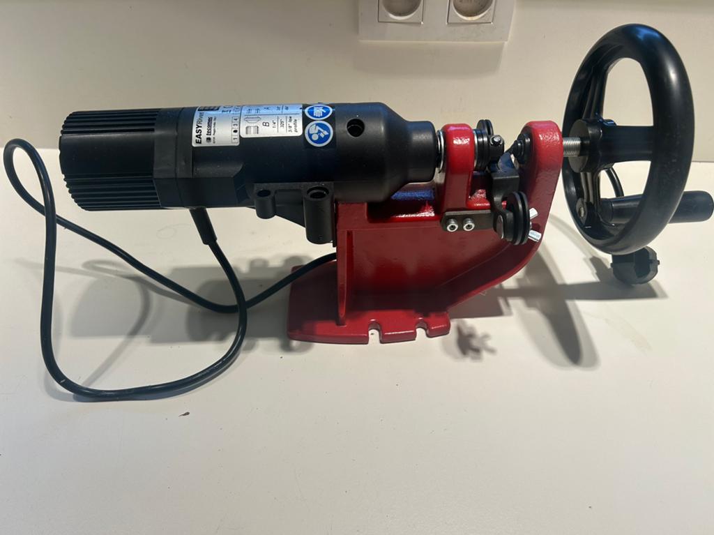 Rivetteermachine voor zaagketting TECOMEC easy Rivet, Ophalen, Zo goed als nieuw