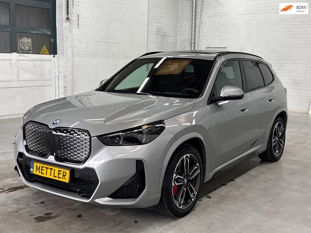 BMW iX1 EDrive20 67 kWh M Sport Edition | Harman Kardon | Me, Autos, Cuir, Argent ou Gris, 750 kg, Entreprise
