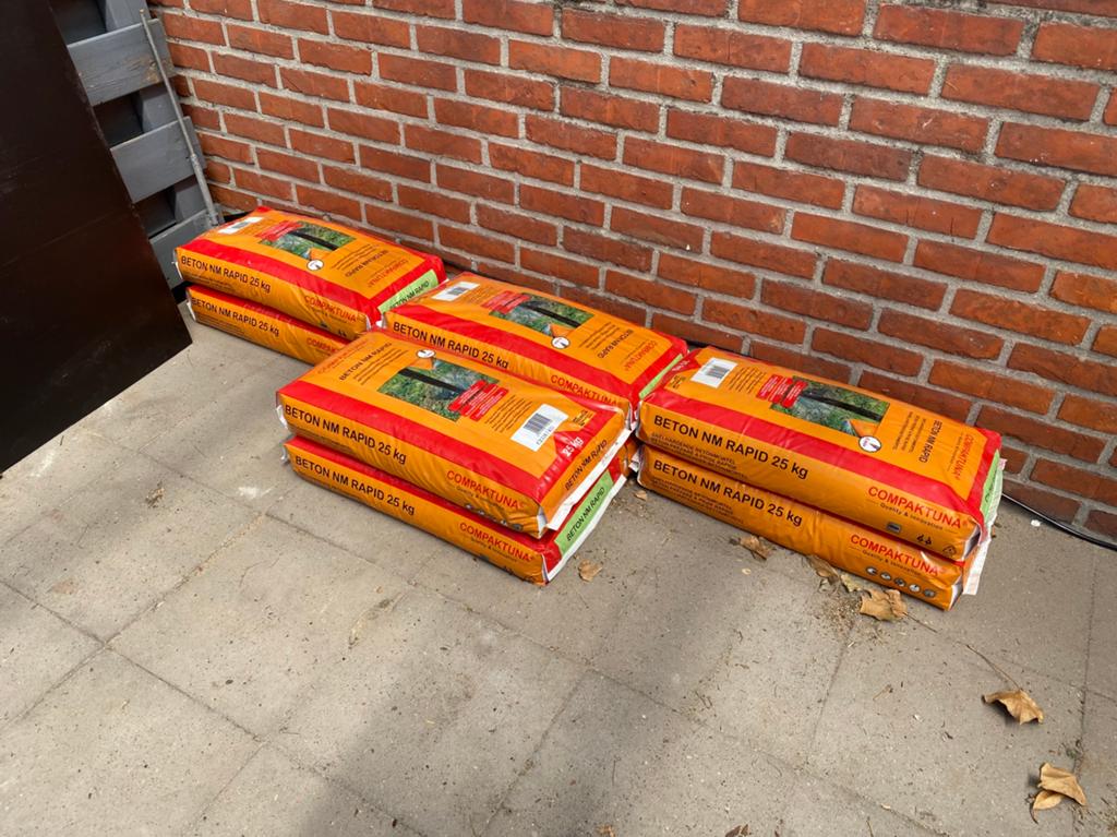 8 zakjes snelbeton Compaktuna, Ophalen, Zo goed als nieuw
