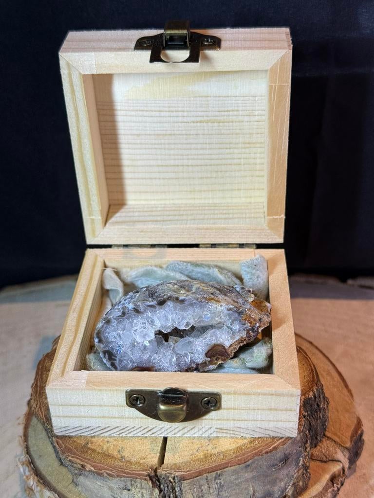 Geode kristal in doosje – echte kwartskristallen, Verzamelen, Mineralen en Fossielen, Ophalen of Verzenden, Mineraal