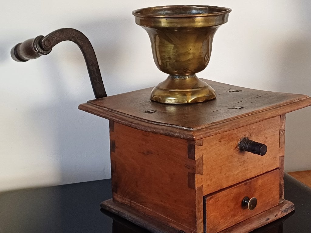 Grote antieke koffiemolen, winkelmodel., Ophalen
