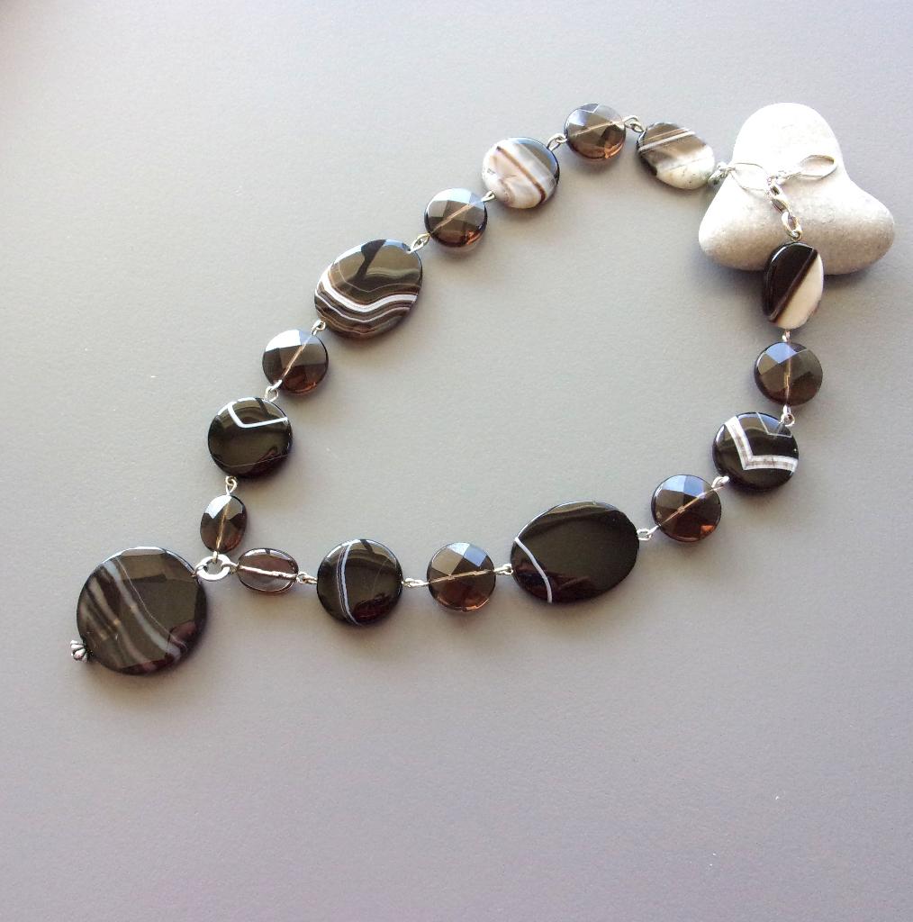 Collier en cabochons d'agates naturelles noires et quartz, Bijoux, Sacs & Beauté, Colliers, Pierre ou Minéral, Enlèvement ou Envoi