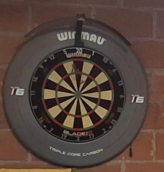 Blade 6 triple core carbon PDC met surround en verlichting, Sport en Fitness, Ophalen, Zo goed als nieuw, Dartbord
