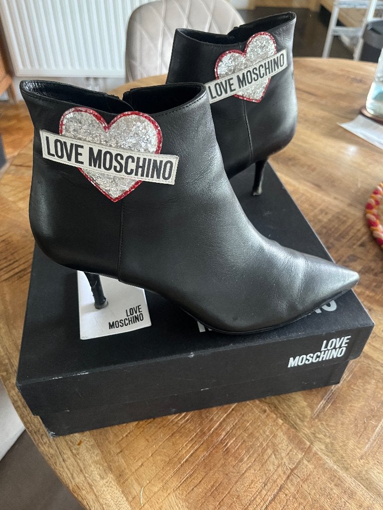 Moschino enkellaarsjes, Zwart, Lage of Enkellaarzen, Zo goed als nieuw, Moschino