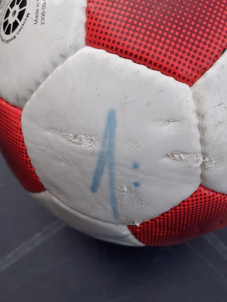 Matchbal JAKO F.C. Antwerp stamnummer 1 met handtekeningen, Verzamelen, Sportartikelen en Voetbal, Ophalen of Verzenden, Gebruikt