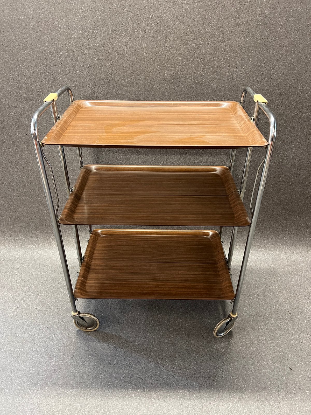 Desserte vintage Formica 3 plateaux – Très bon état, Enlèvement, Comme neuf, Chariot, Bois