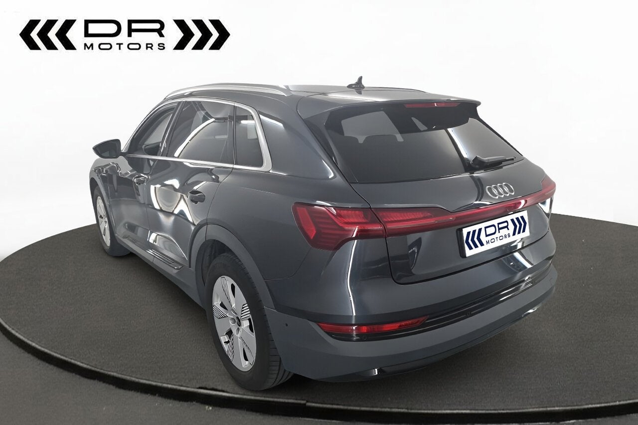 Audi e-tron 55 Quattro Attractive - LEDER, Autos, 0 kg, Argent ou Gris, 408 ch, Beige