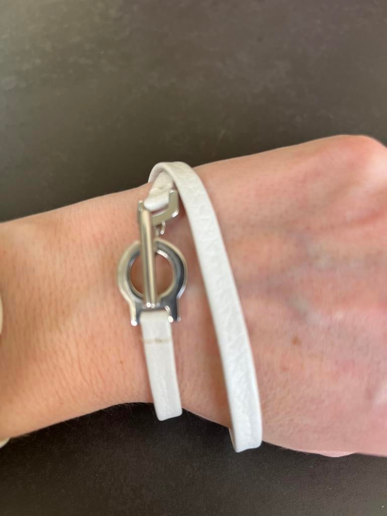 Wit lederen armbandje. Zeer goede staat., Bijoux, Sacs & Beauté, Bracelets, Enlèvement ou Envoi, Comme neuf, Blanc, Cuir
