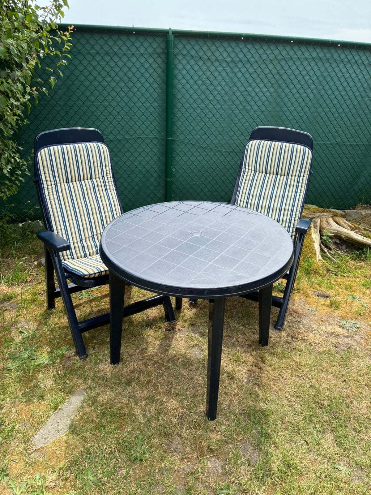 Tuintafel met twee stoelen, Kunststof, Gebruikt, Tuinset, Ophalen