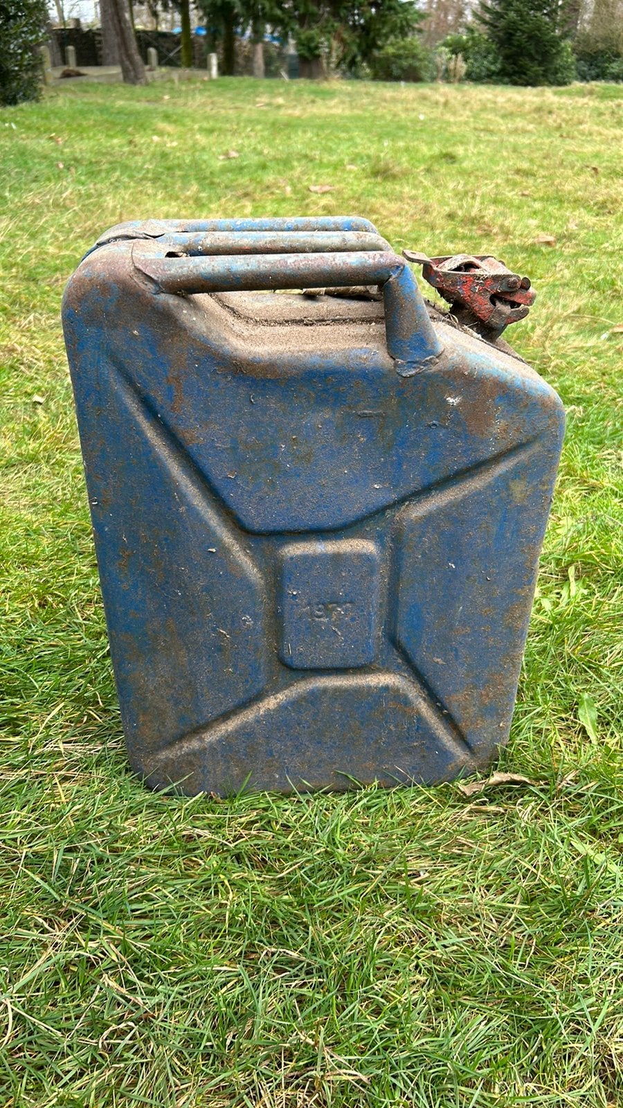 Oude metalen jerrycan, Ophalen, Gebruikt