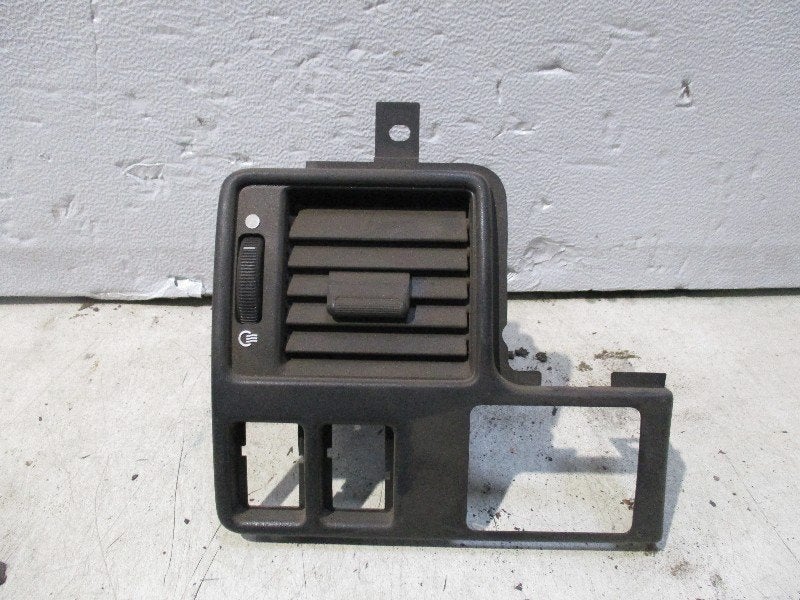 DASHBOARD LUCHTROOSTER LINKS Ford Escort 1990-1992, Gebruikt, Henry-Ford-Straße  1
50735  Köln, DE, Ford-Werke GmbH, Kunden@ford.com