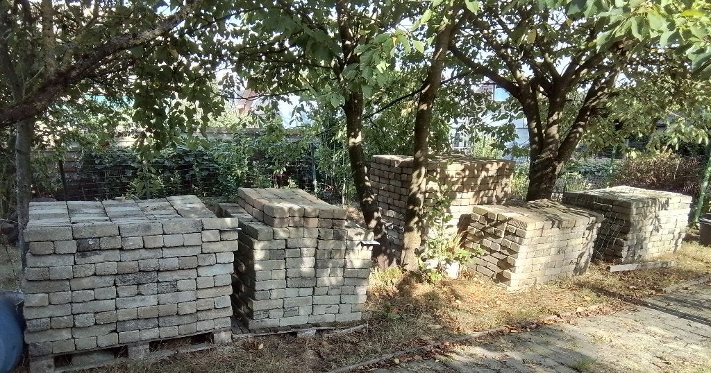 Mooi gestapelde oude betonklinkers, Enlèvement, Utilisé, Béton, Briques