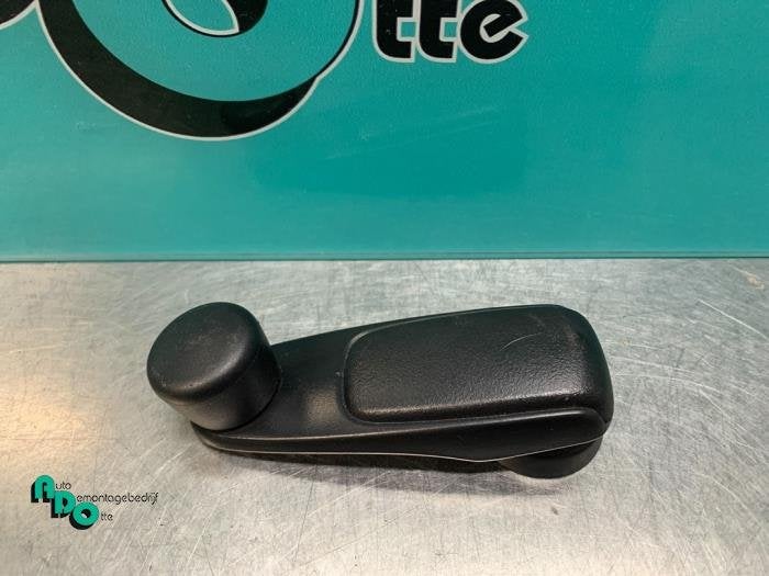 Manivelle de vitre d'un Peugeot 208 (208 12-), -, 3 mois de garantie, Utilisé, -