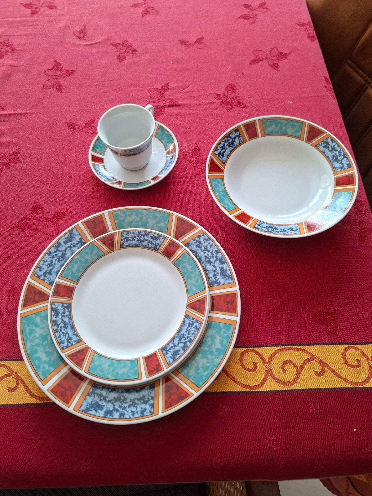 Service en porcelaine pour 12, Enlèvement