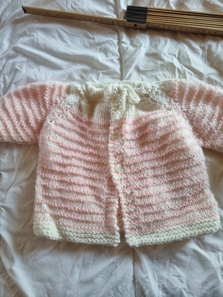 Gebreid vestje voor baby   -  handwerk, Kinderen en Baby's, Babykleding | Maat 62, Handgemaakt, Nieuw, Ophalen of Verzenden, Truitje of Vestje