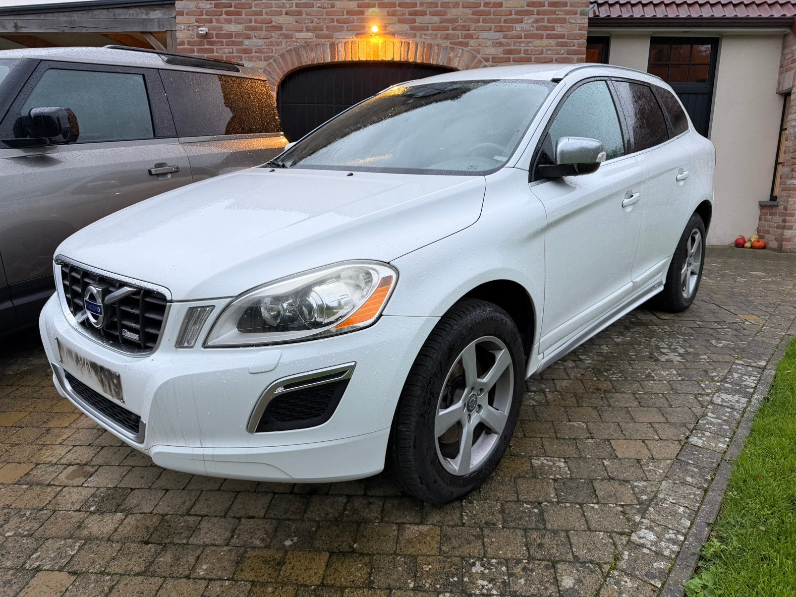Volvo XC60 automaat R-design, Zwart, 4 cilinders, 1984 cc, Wit