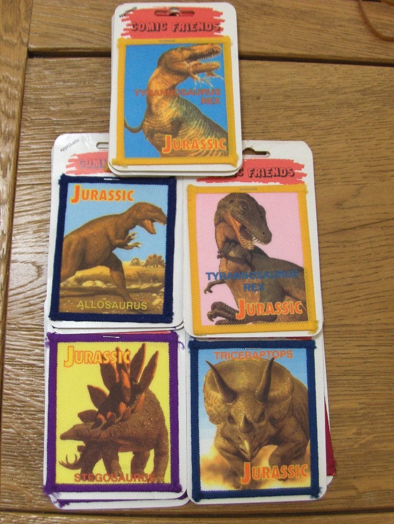 16 écussons à coudre jurassic. 10 cm x 8 cm. Pour 10 euros., Enlèvement ou Envoi, Neuf, Application