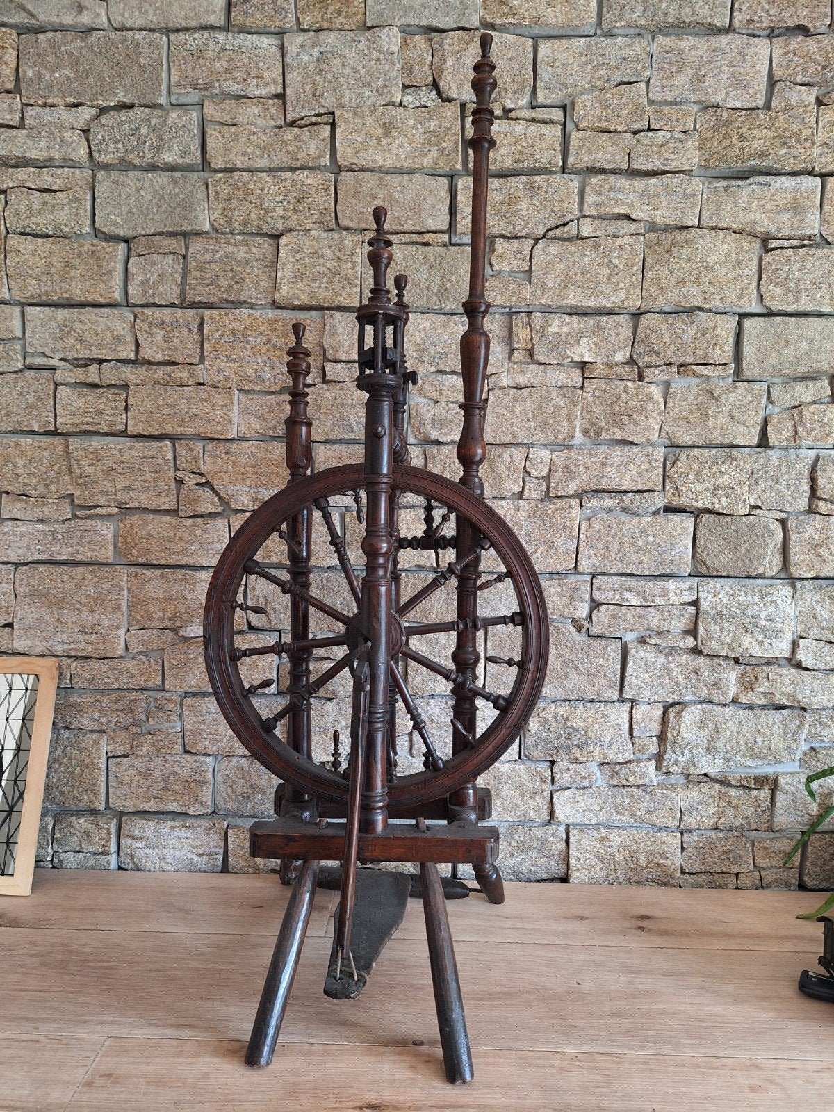 Rouet à filer ancien en bois tourné – décoration. antiquité, Enlèvement