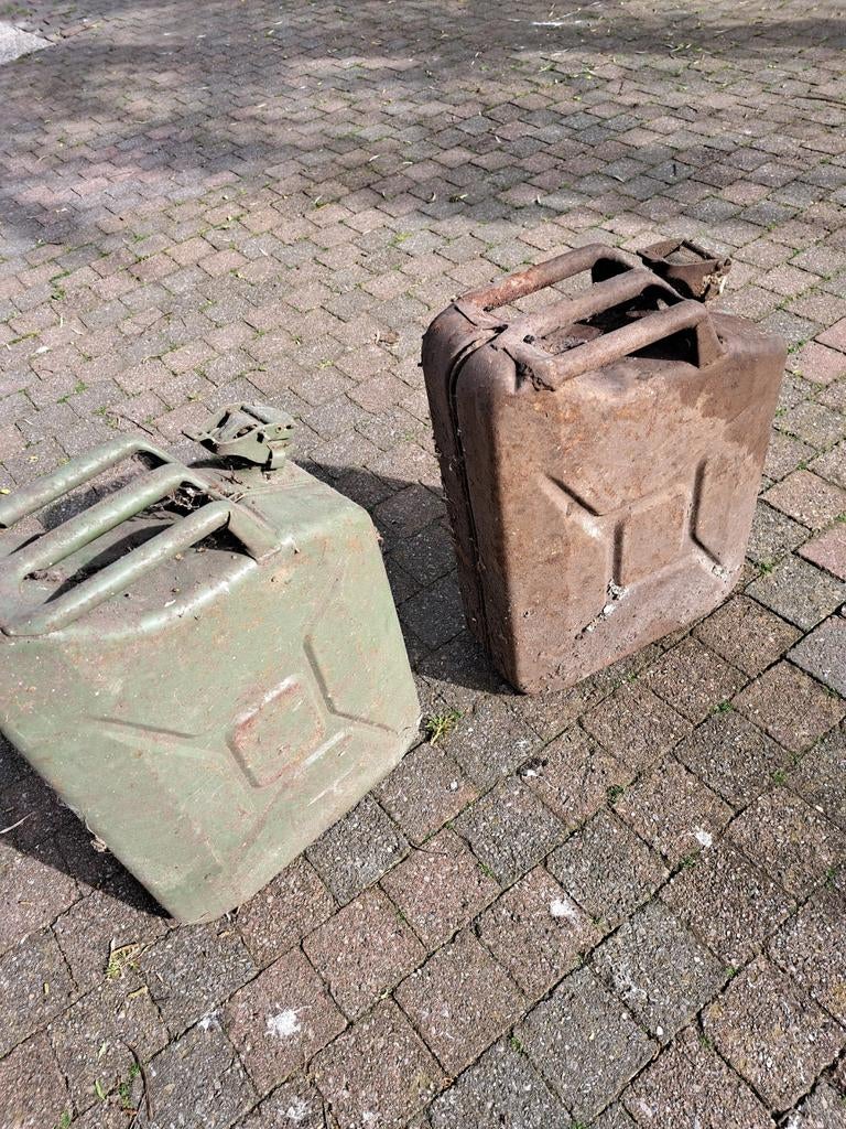2 oude jerrycans, Ophalen