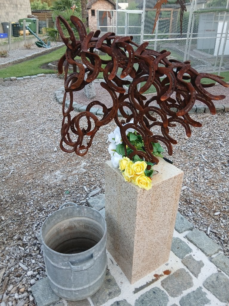 tuinbeeld , paardenkop gemaakt van oude hoefijzers,kunstwerk, Tuin en Terras, Ophalen, Zo goed als nieuw, Metaal, Dierenbeeld