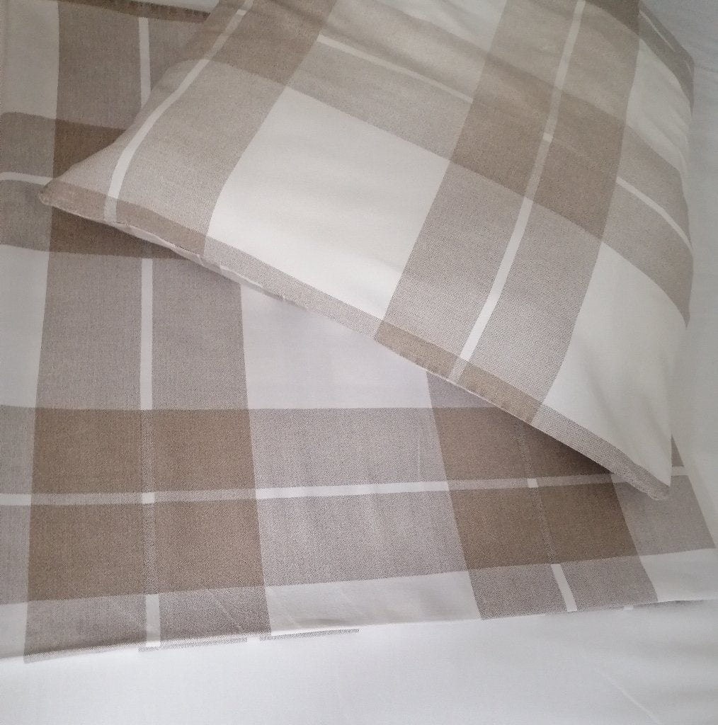 Beige en wit ruiten 1-persoons dekbedovertrek + sloop., Ophalen of Verzenden, Zo goed als nieuw, Beige, Dekbedovertrek