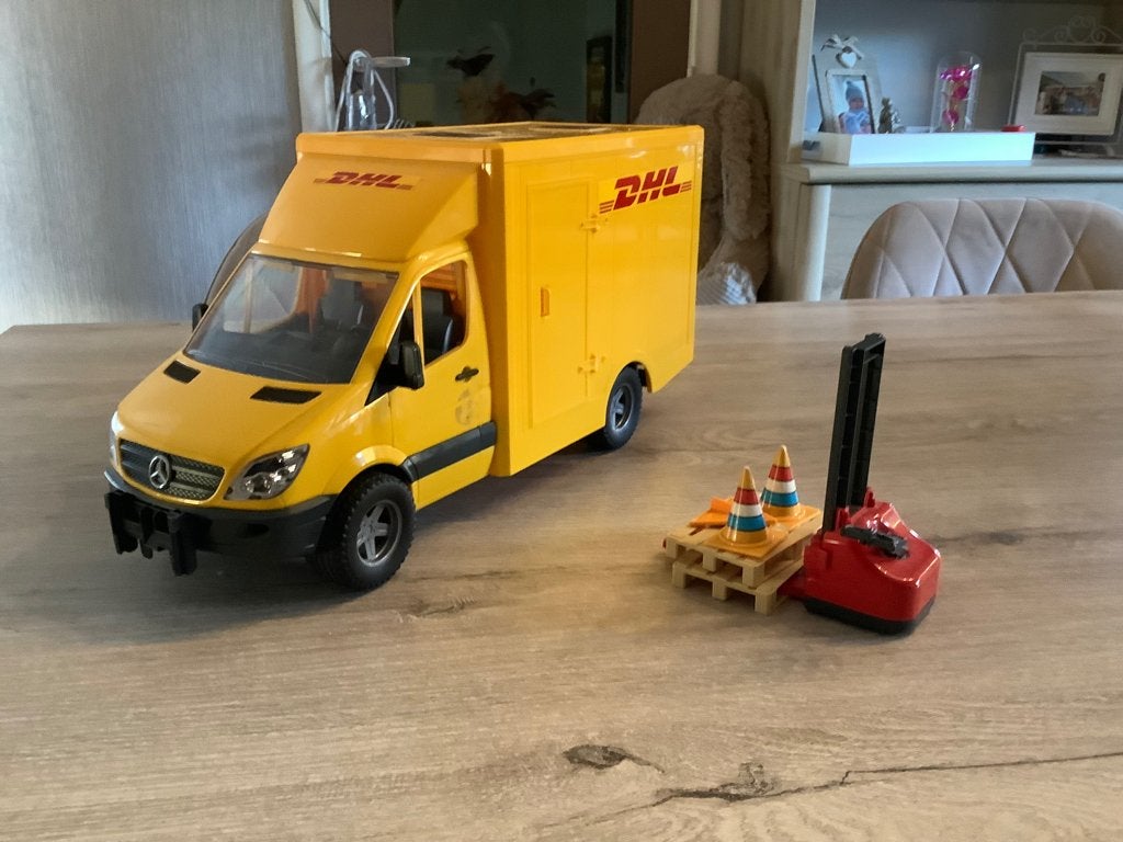 Bruder Mercedes-Benz DHL bezorger (18x43 cm), Kinderen en Baby's, Ophalen of Verzenden, Zo goed als nieuw