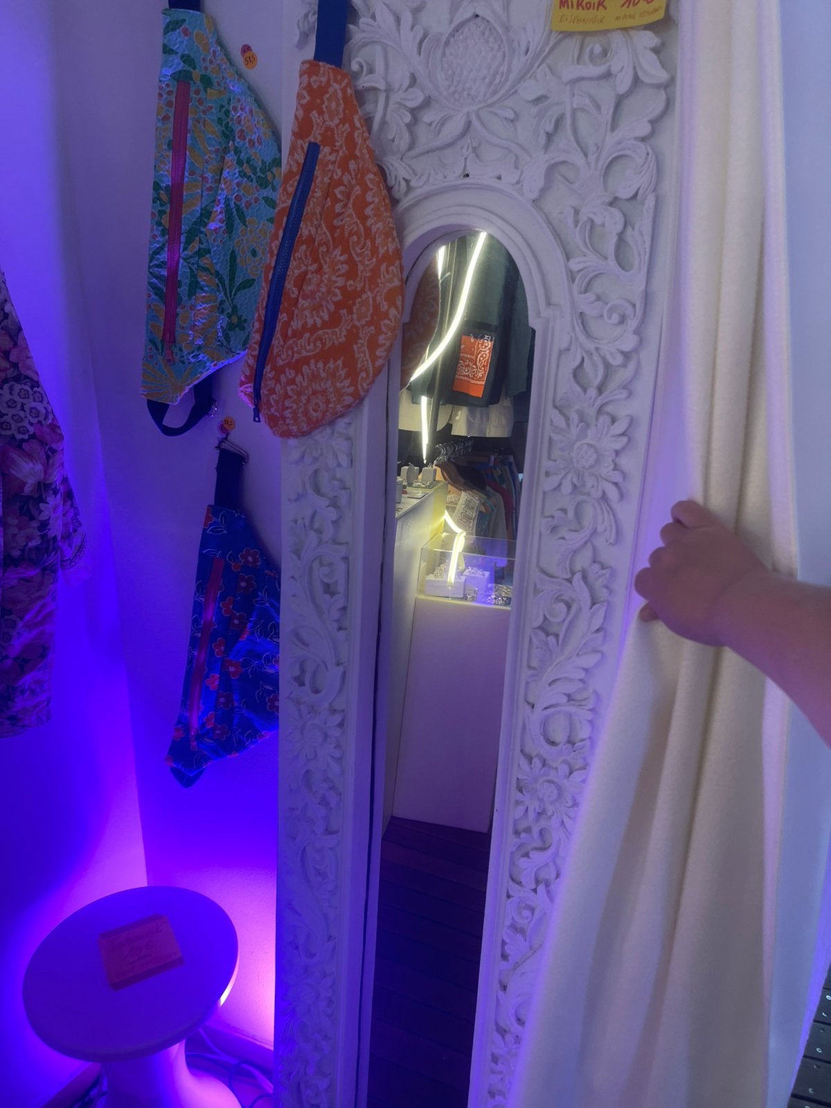 Miroir en bois, Enlèvement