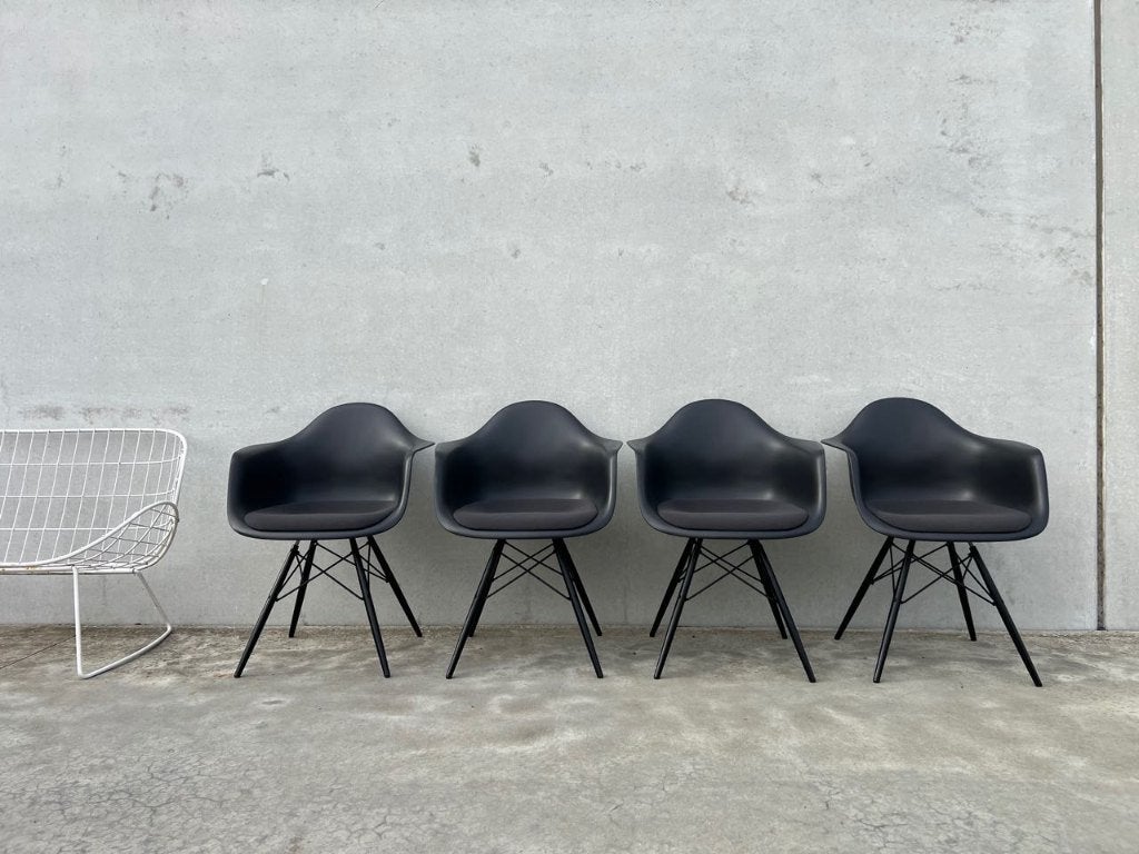 VITRA EAMES DAW ARMCHAIR, 4X, Huis en Inrichting, Ophalen of Verzenden, Zo goed als nieuw, Metaal, Design