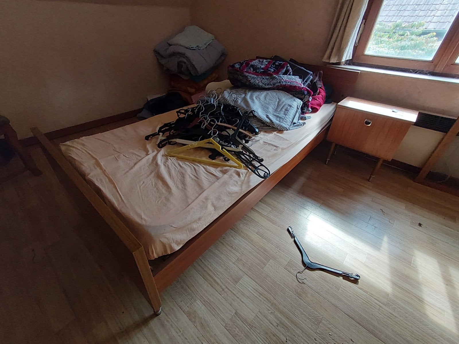 gratis retro slaapkamer. bed, kastje en opbergkastje