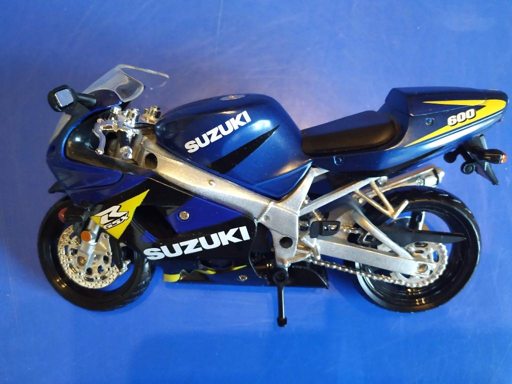 suzuki gsx r600 model moto op schaal, Ophalen of Verzenden
