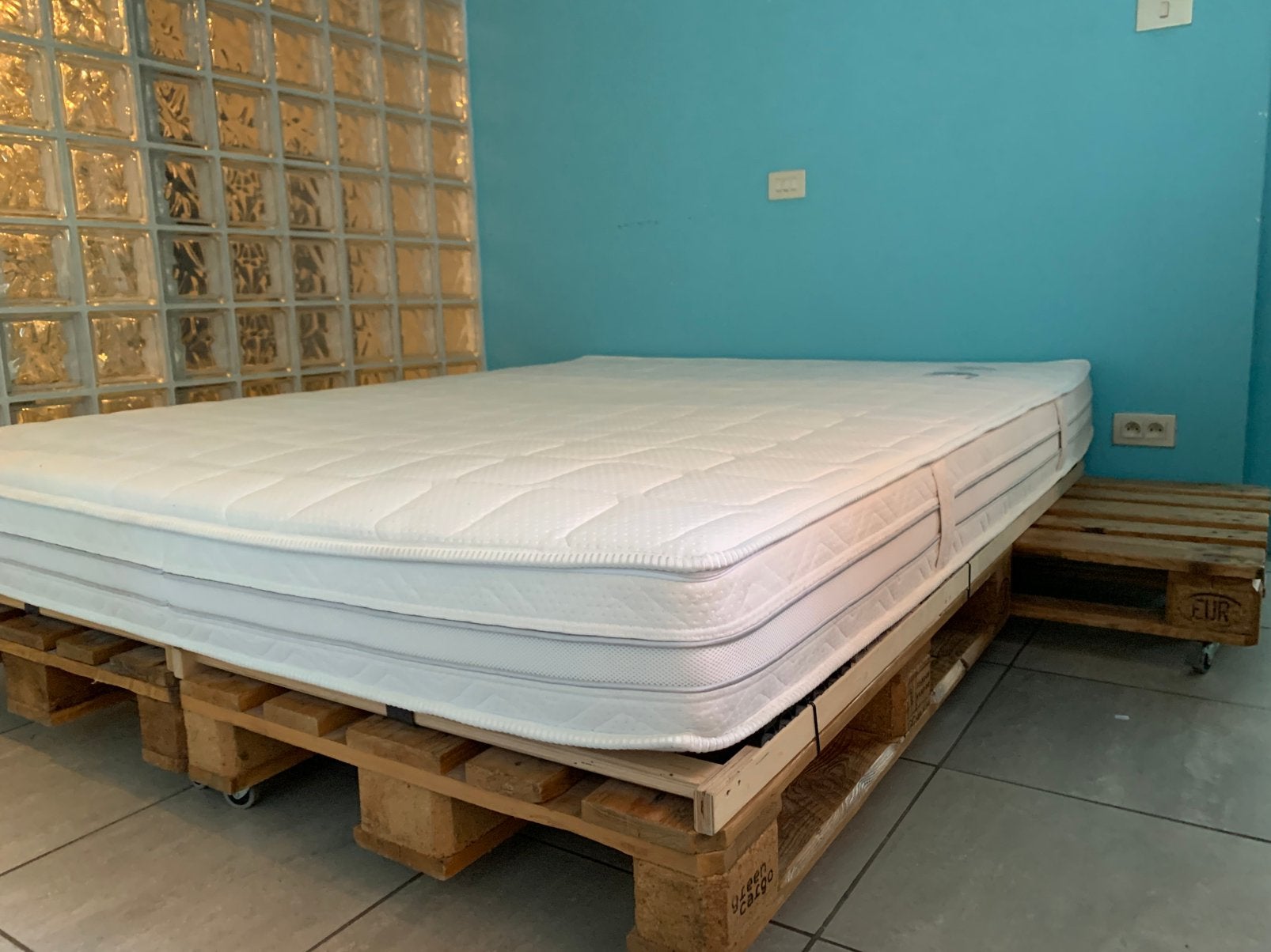 Bed op pallet met wieltjes, lattenbodem en matras, Ophalen, Zo goed als nieuw