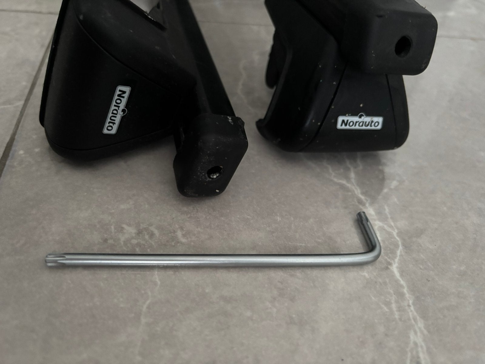 De NORAUTO dakbeugel meet 1m20 cm, Auto diversen, Dakdragers, Ophalen, Gebruikt