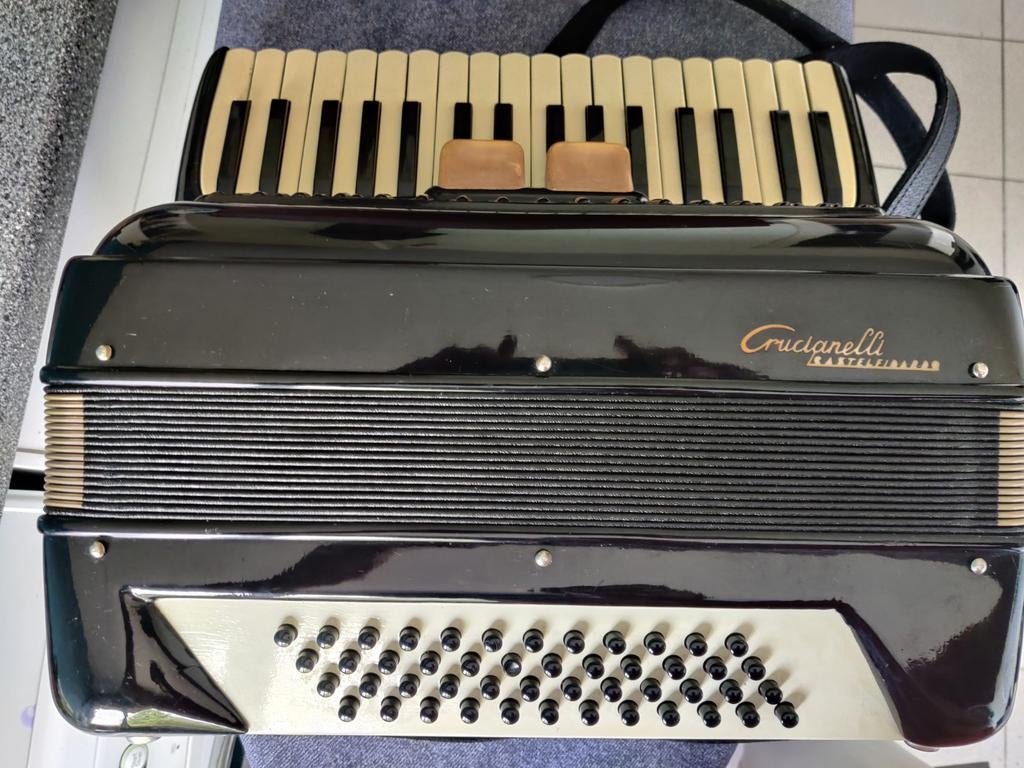 Accordeon crucianelli, Ophalen