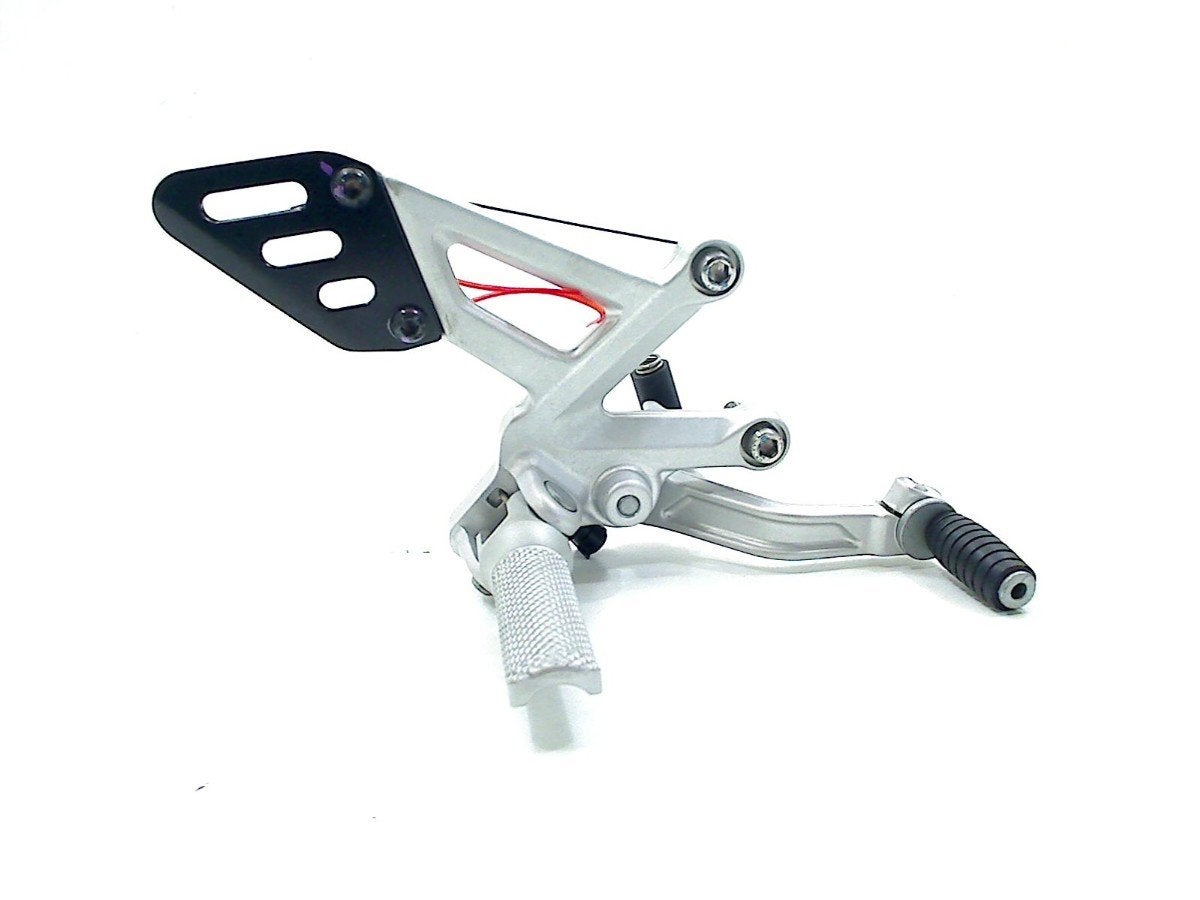 REPOSE PIEDS AVANT DROIT Aprilia RSV4 factory (2b003300), Motos, Dhr. S. di Majo, Utilisé, Info@cama-motorparts.nl, P.J. Troelstraweg 8 8
3144 CX  MAASSLUIS, NL